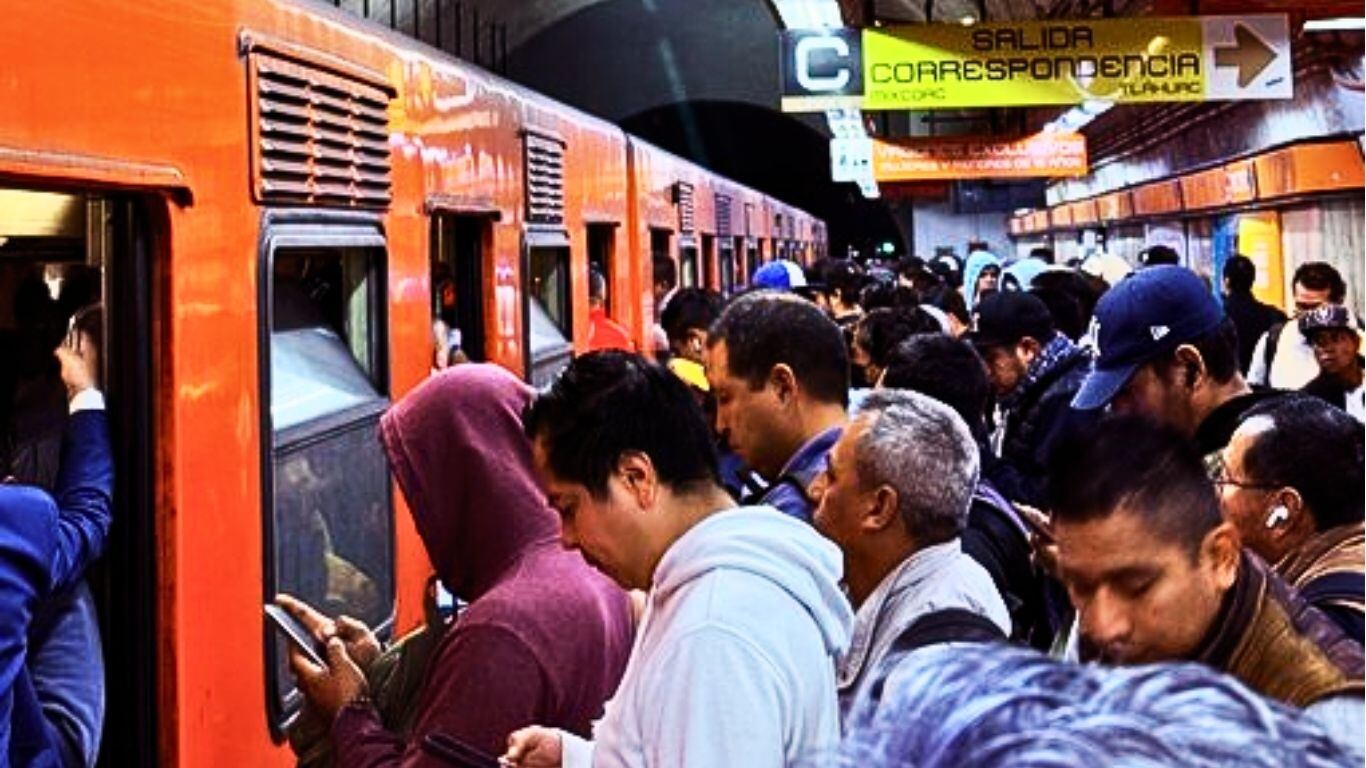 Metro de la Ciudad de México con avance lento