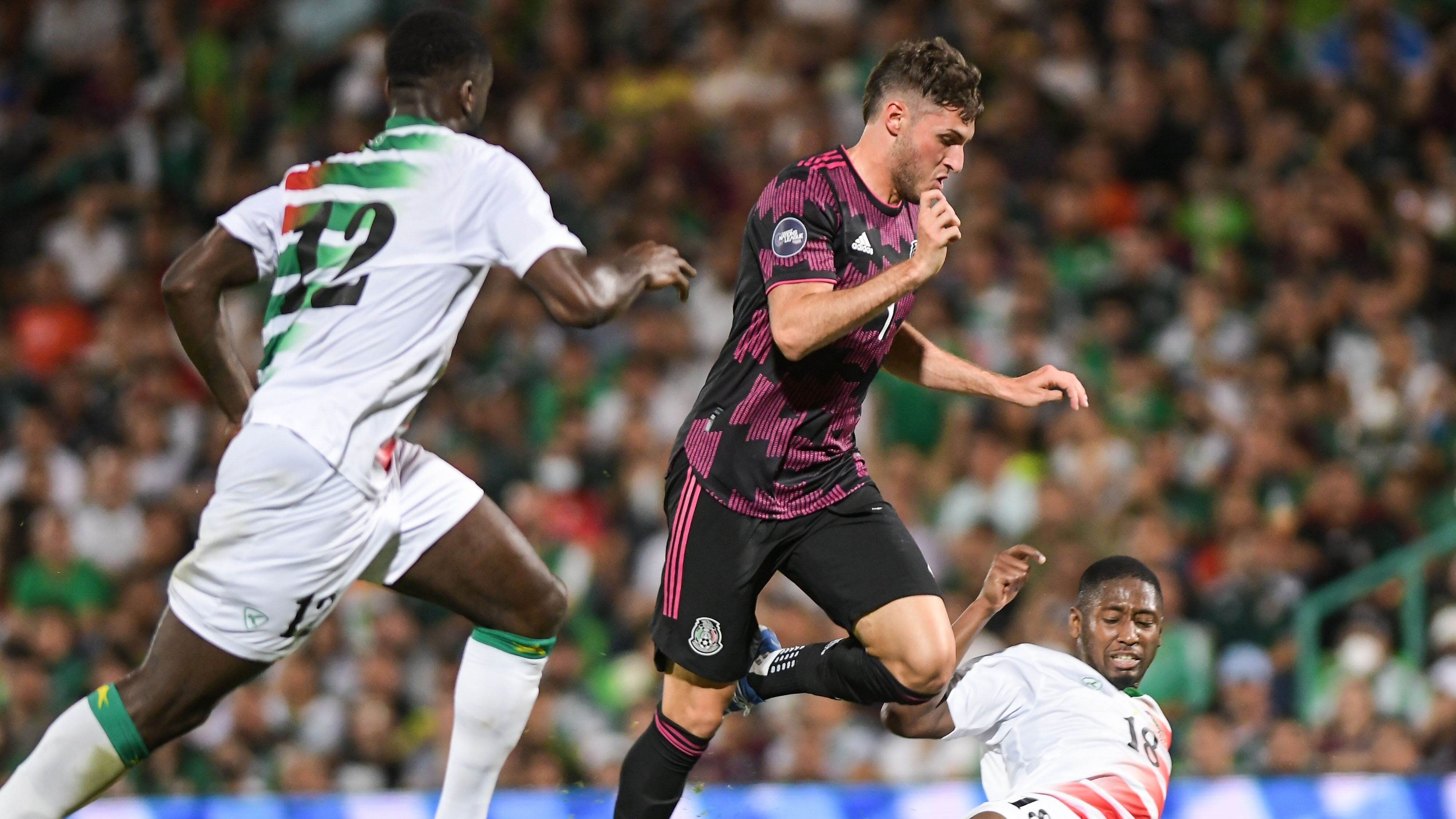 Santiago Giménez apunta a ser el líder en la delantera mexicana