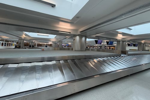 Crisis del turismo en Estados Unidos impacta a taxistas en aeropuertos que sufren largas esperas por baja afluencia de viajeros en Semana Santa