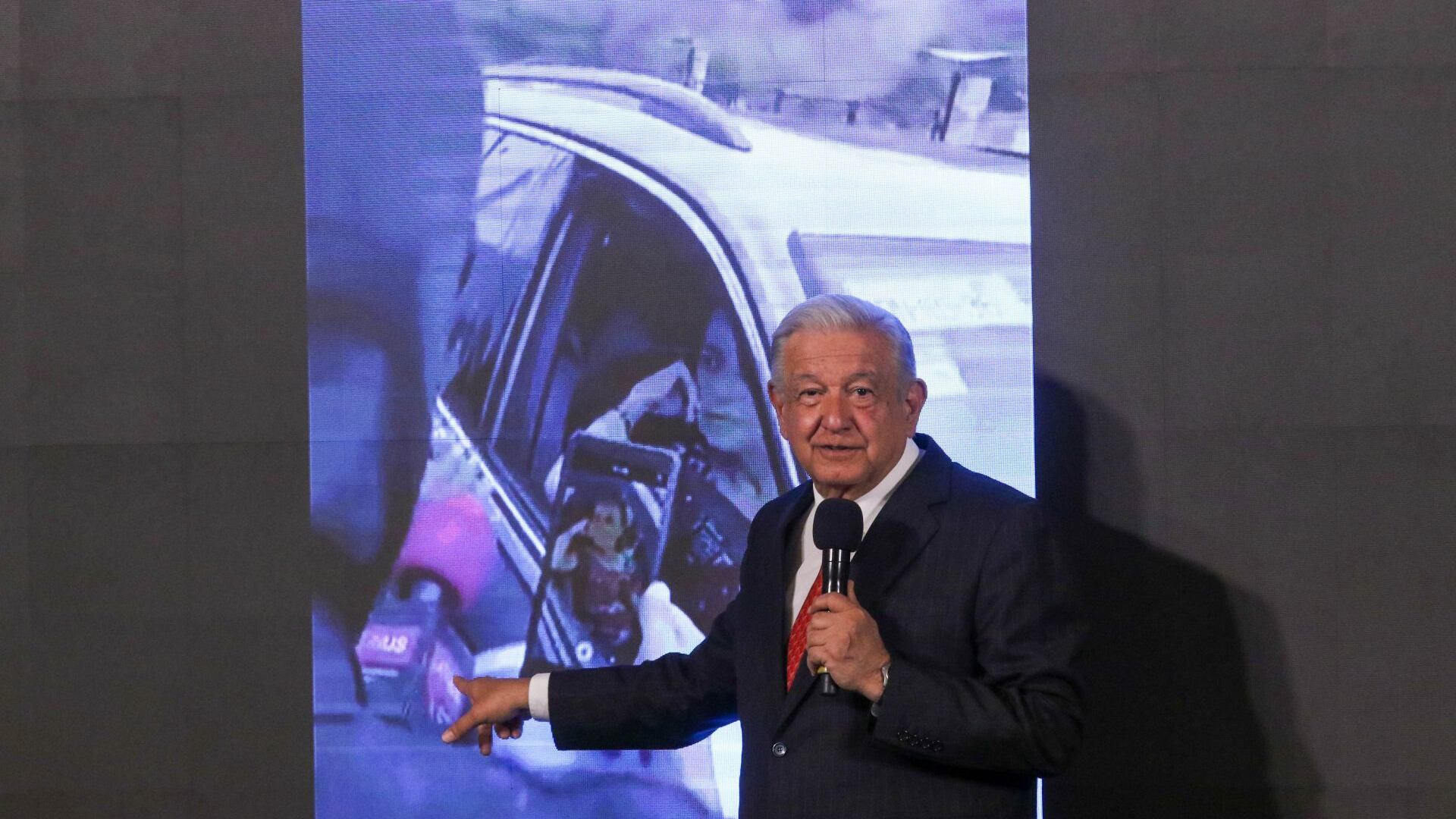 Andrés Manuel López Obrador, Presidente de México, habló del bloqueo que padeció ayer la candidata morenista, Claudia Sheinbaum, en Motozintla por parte de unos hombres encapuchados. El mandatario mostró la imagen y señaló que le parece raro que los únicos periodistas que estaban con estos sujetos eran los periodistas de Latinus (un medio de comunicación crítico al su gobierno).