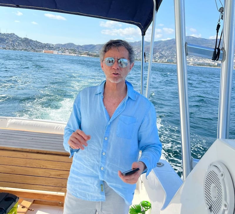 El actor disfruta junto a su novia en un yate de Acapulco.