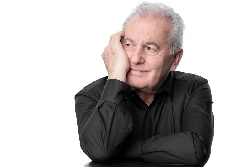 El cantautor español platicó en exclusiva con Publimetro sobre esta vuelta a México para celebrar sus 75 años de vida.