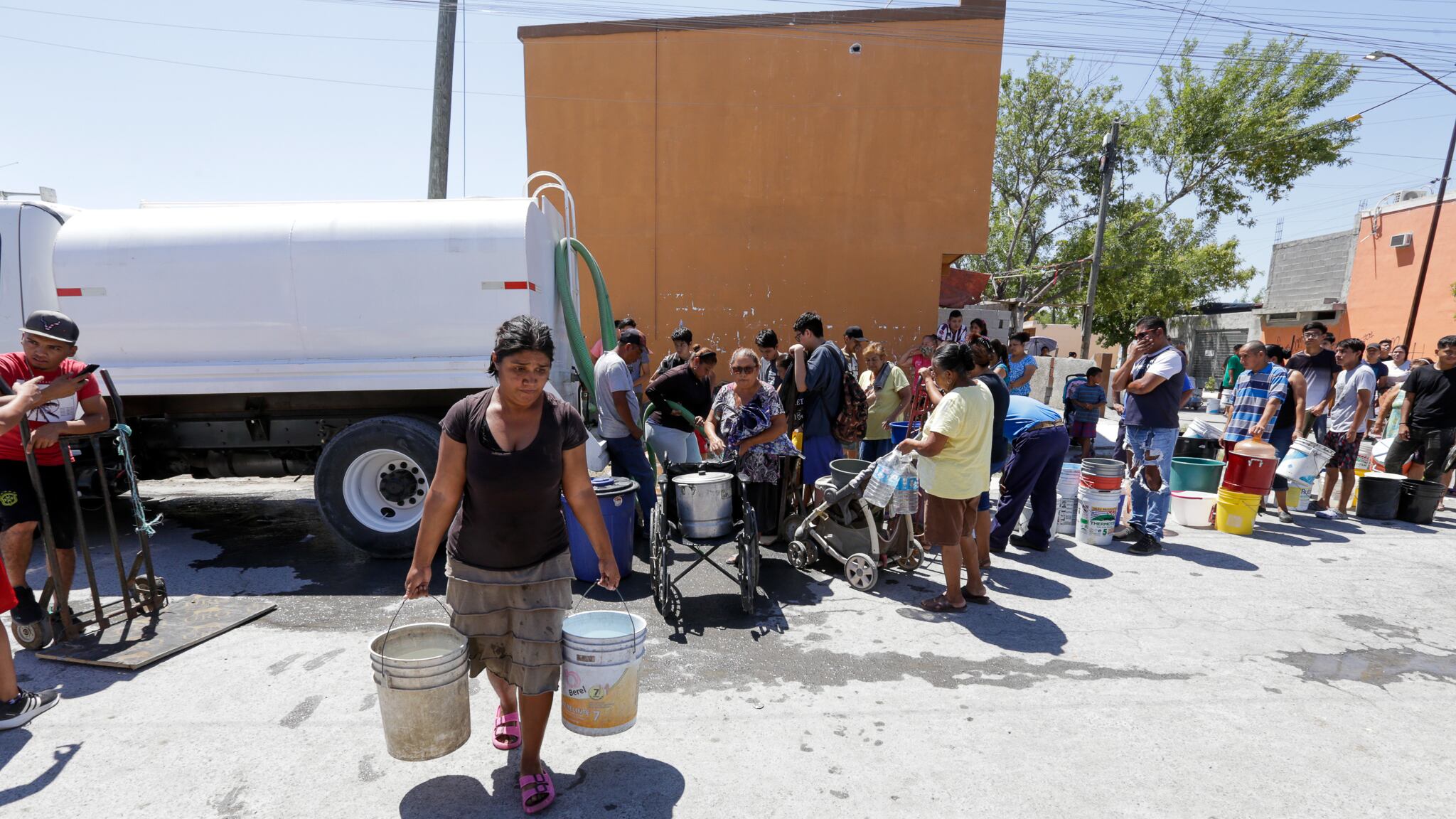 Más de 399 personas se beneficiaron con el reparto de agua.