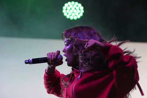 Acusan a hija de Alfonso Cuarón de nepotismo y dar cringe, tras abrir concierto de Dua Lipa en México