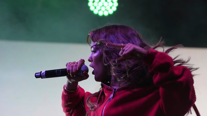 Acusan a hija de Alfonso Cuarón de nepotismo y dar cringe, tras abrir concierto de Dua Lipa en México