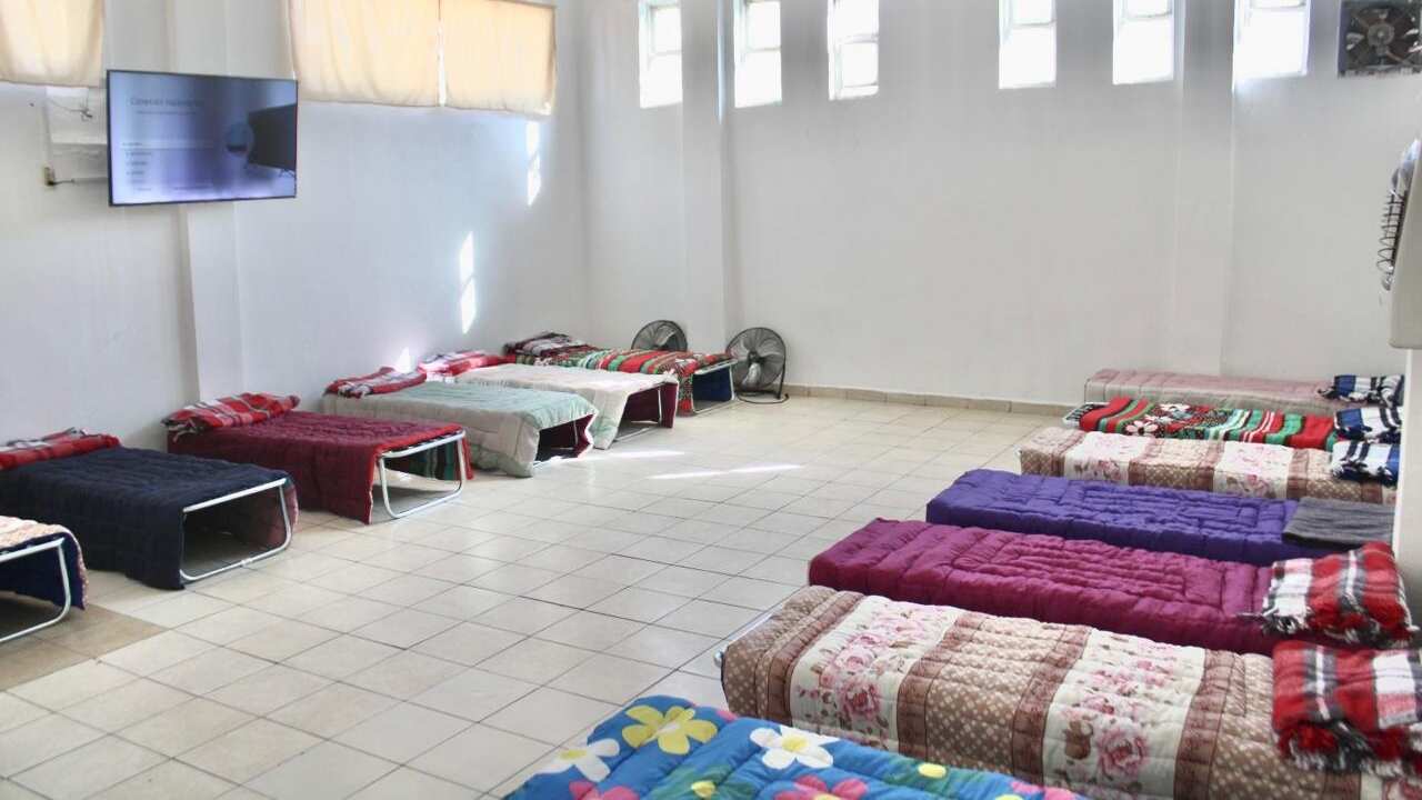 El refugio estará disponible una vez que la temperatura descienda a un solo dígito, lo que representa un riesgo para la población.