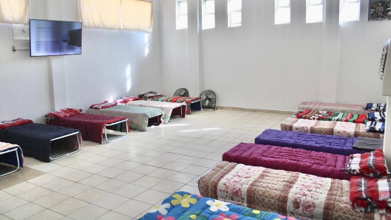 El refugio estará disponible una vez que la temperatura descienda a un solo dígito, lo que representa un riesgo para la población.