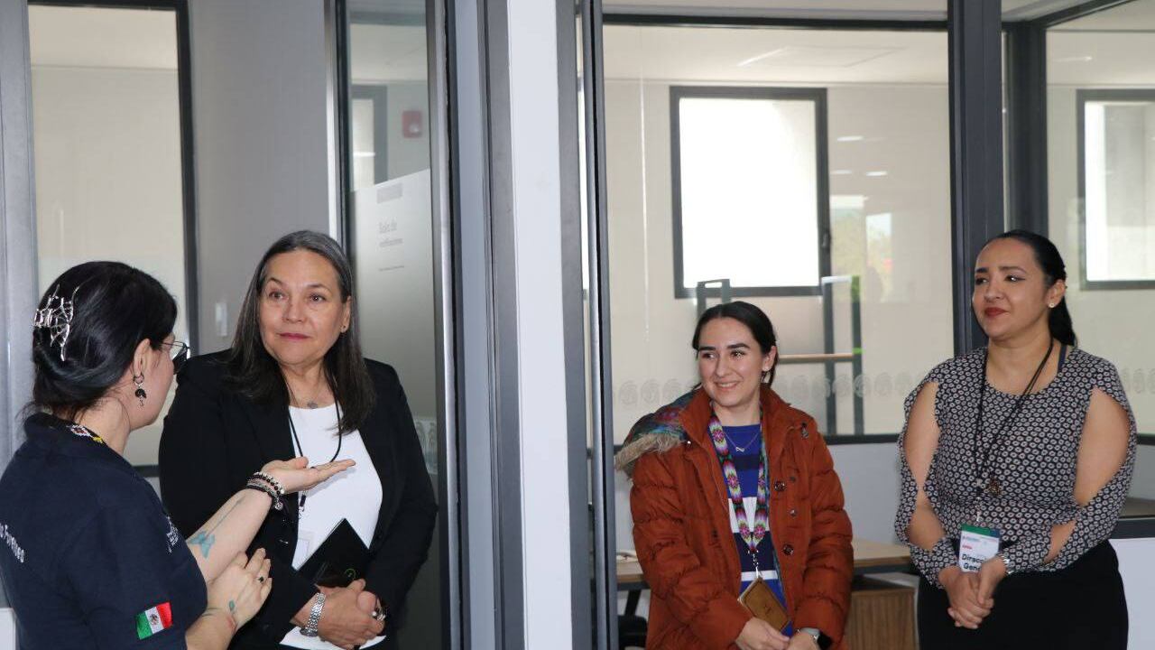 Como parte de las acciones encaminadas a fortalecer la búsqueda e identificación de personas desaparecidas, la titular de la Secretaría de Inteligencia y Búsqueda de Personas (SIBP), Edna Montoya Sánchez, visitó las instalaciones del Instituto Jalisciense de Ciencias Forenses (IJCF). Durante el recorrido, estuvo acompañada por Gustavo Quezada Esparza, encargado de despacho del IJCF, así como personal de la Vicefiscalía en Personas Desaparecidas y de la Comisión Estatal de Búsqueda de Personas Desaparecidas.