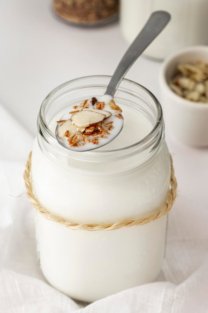 El yogur griego se posiciona como un alimento esencial en la dieta por su aporte de proteínas de absorción lenta, calcio y probióticos