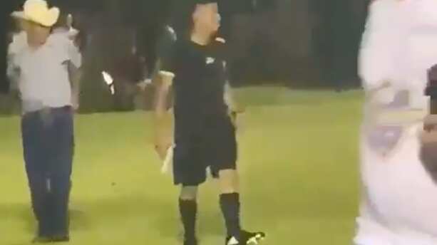 Árbitro saca pistola para defenderse de los aficionados
