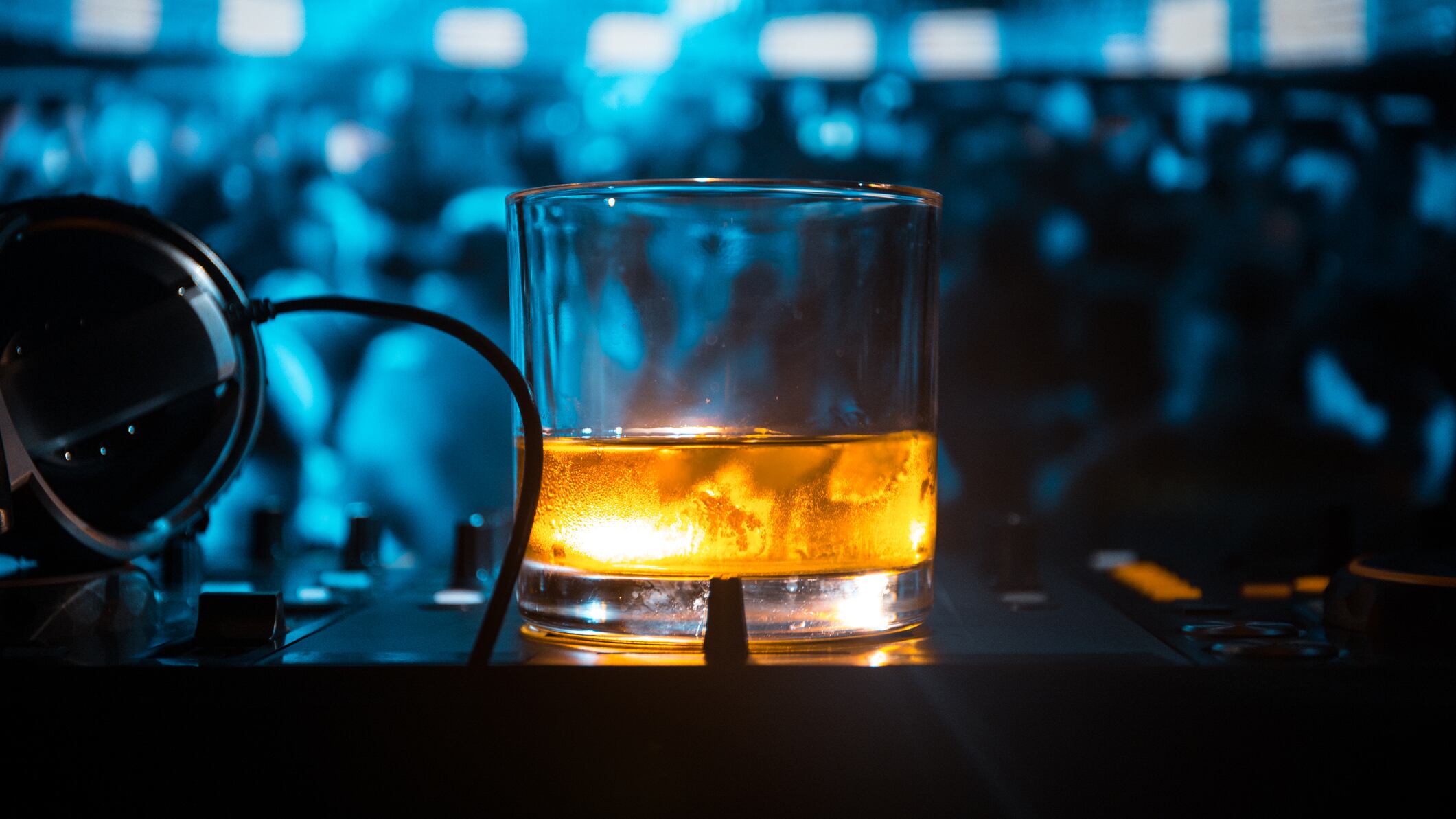 Debido a su gran popularidad, el productor argentino, se asocia para llegar a las fiestas de toda América Latina no solo desde las bocinas, también desde las bebidas