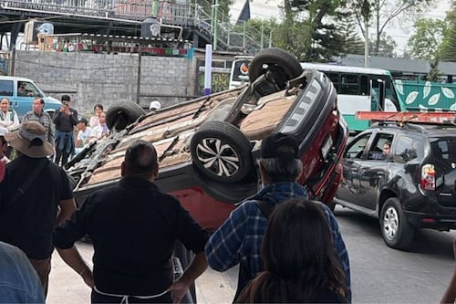 Video: Camioneta vuelca y queda suspendida en un bolardo en plena Calzada de Tlalpan