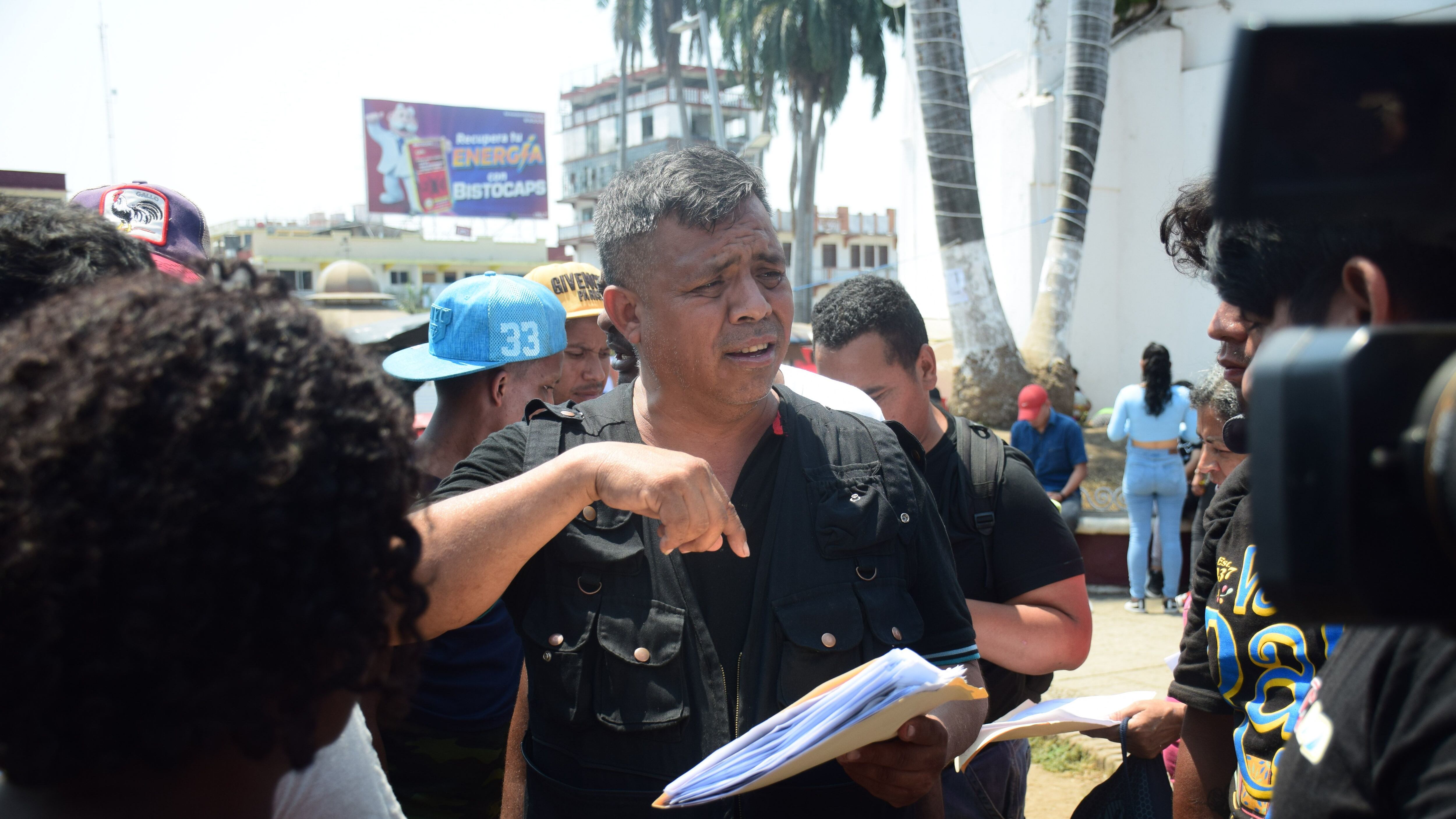 TAPACHULA, CHIAPAS, 14ABRIL2023.- Irineo Mujica Presidente de la organización Pueblo Sin Fronteras anunció una caravana de Tapachula rumbo a la Ciudad de México, buscarán dialogar con las autoridades del Gobierno Federal y pide justicia por la muerte de los migrantes en la estación migratorio en Ciudad Juárez.
FOTO: DAMIÁN SÁNCHEZ/CUARTOSCURO.COM