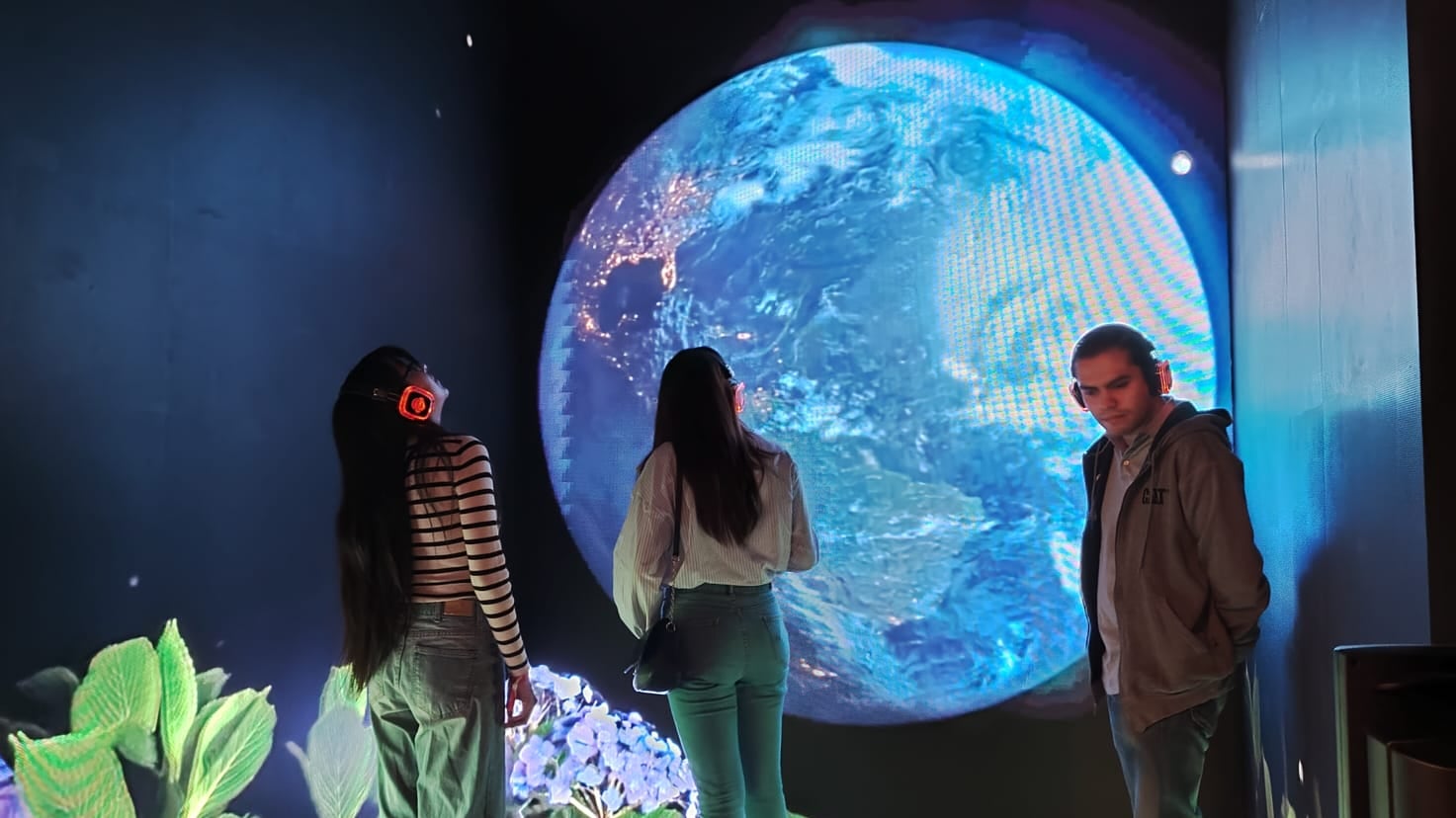 Dentro de las instalaciones puedes aprender acerca cuidado personal, arte, realidad virtual y los beneficios del café, de mano de expertos