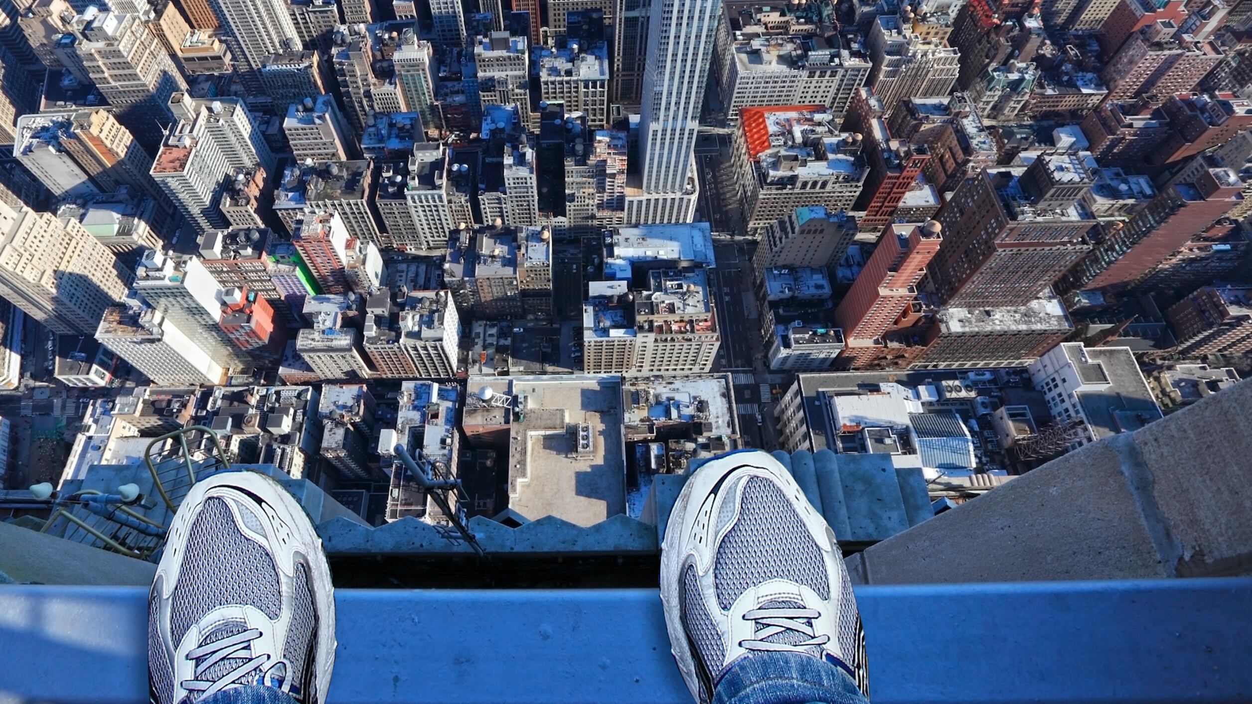 El color gris se ha vuelto un ícono en los tenis que hoy combinan durabilidad y comodidad para soportar el asfalto de las calles.