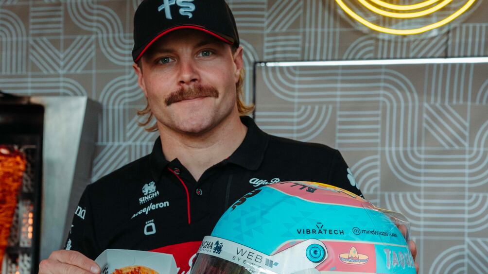 Valtteri Bottas presentó su nuevo casco para el GP de México.