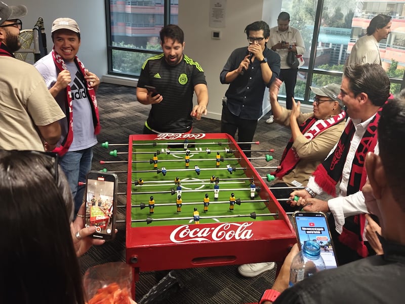 El exseleccionado nacional compartió anécdotas mundialistas y convivió con los aficionados en un evento que celebró a un año del inicio de la Copa del Mundo en el Estadio Azteca