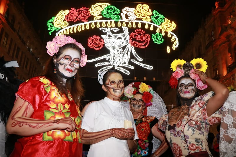 Encendido decorativo por el Día de Muertos en el Centro Histórico