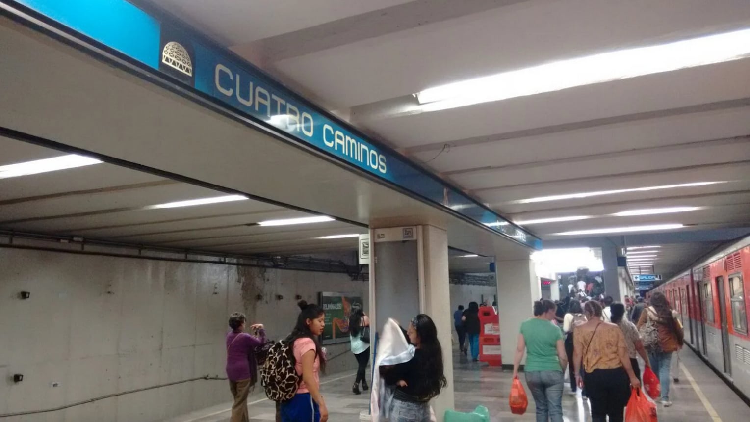 Usuarios reportaron en redes sociales la muerte de una mujer en la estación. (Especial)
