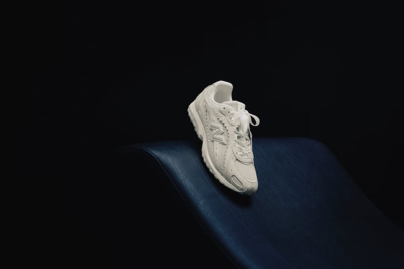 Una temporada, varios estilos y un denominador común: el sneaker correcto puede transformar cualquier outfit