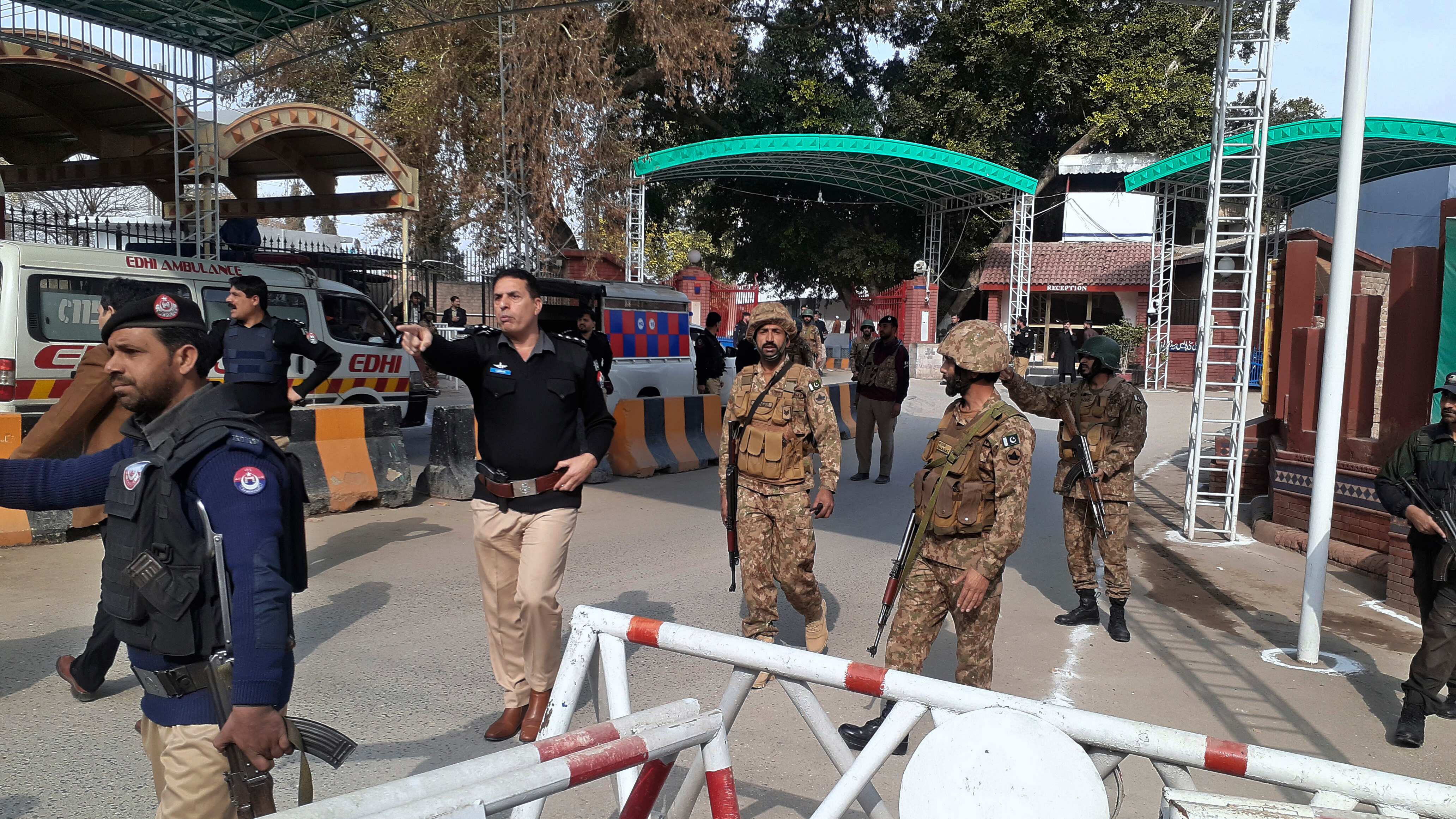 Sube a 95 los fallecidos por el atentado contra una mezquita en Pakistán