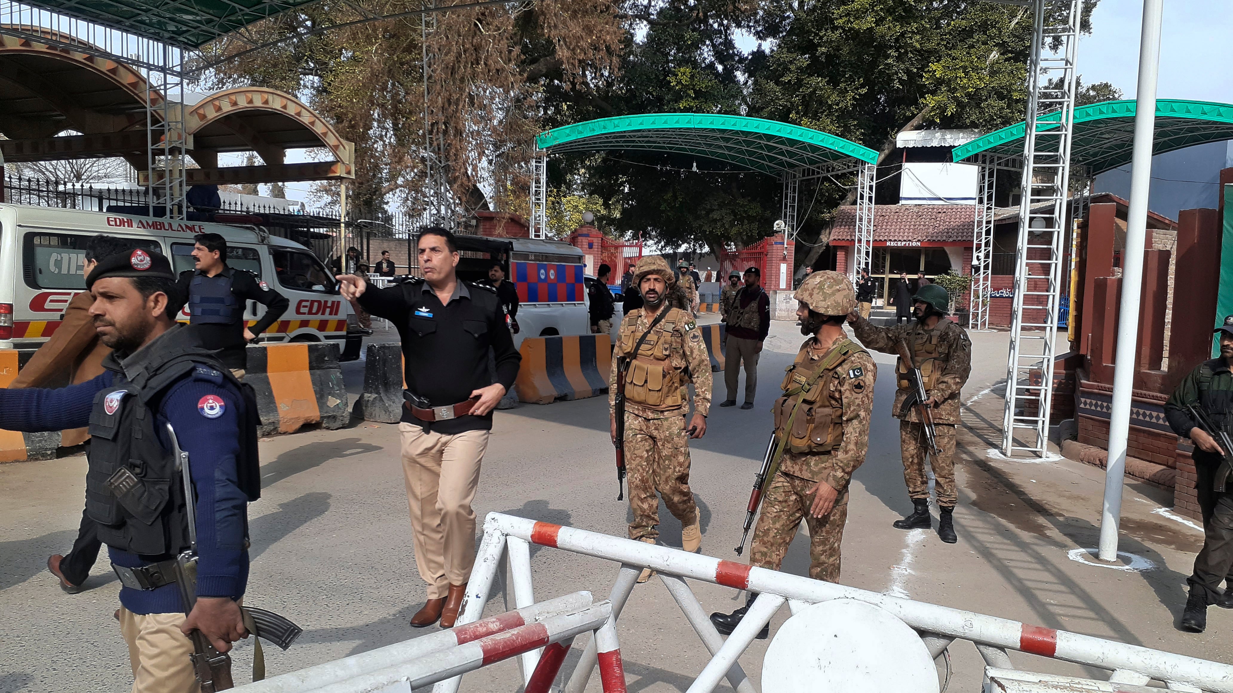 Sube a 95 los fallecidos por el atentado contra una mezquita en Pakistán