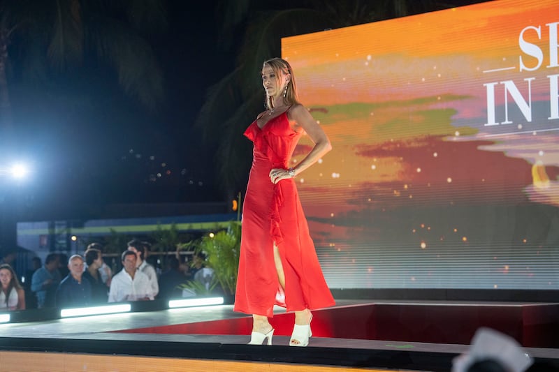 En pasarela se pudo apreciar una propuesta que equilibra tendencia y comodidad, pensada para brillar