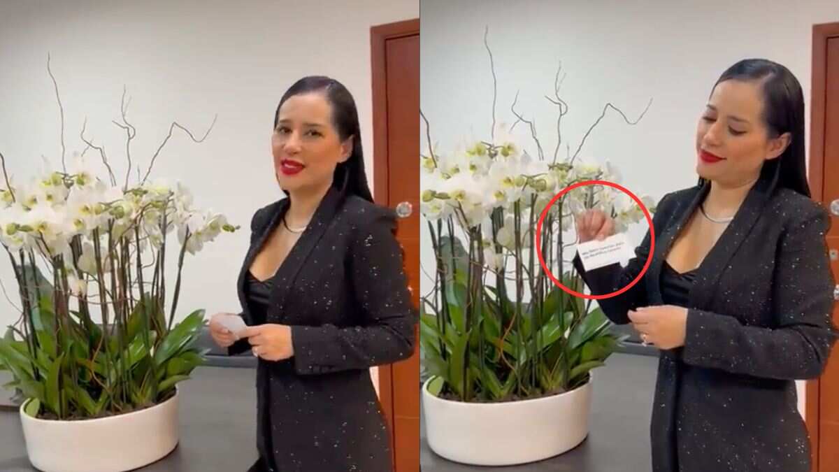 Sandra Cuevas recibe arreglo floral de orquídeas.