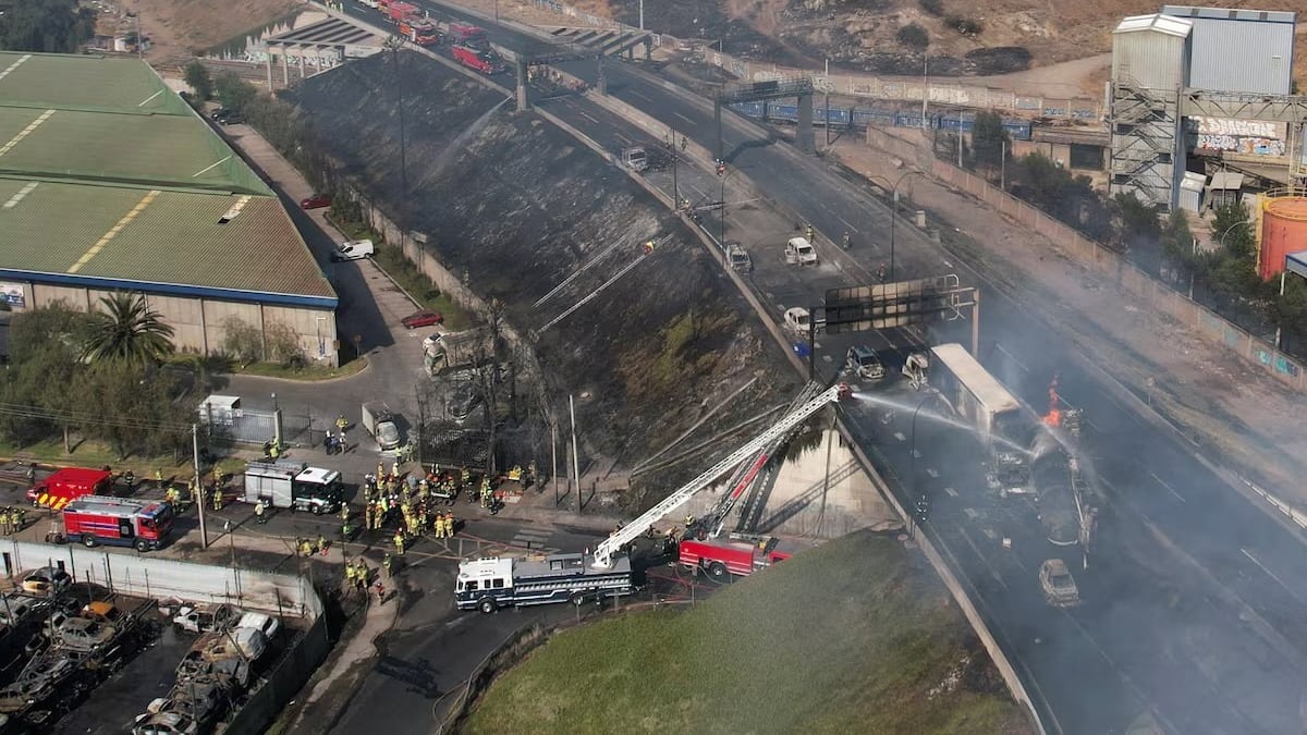La explosión provocó la paralización de la autopista y afectó la circulación de decenas de vehículos