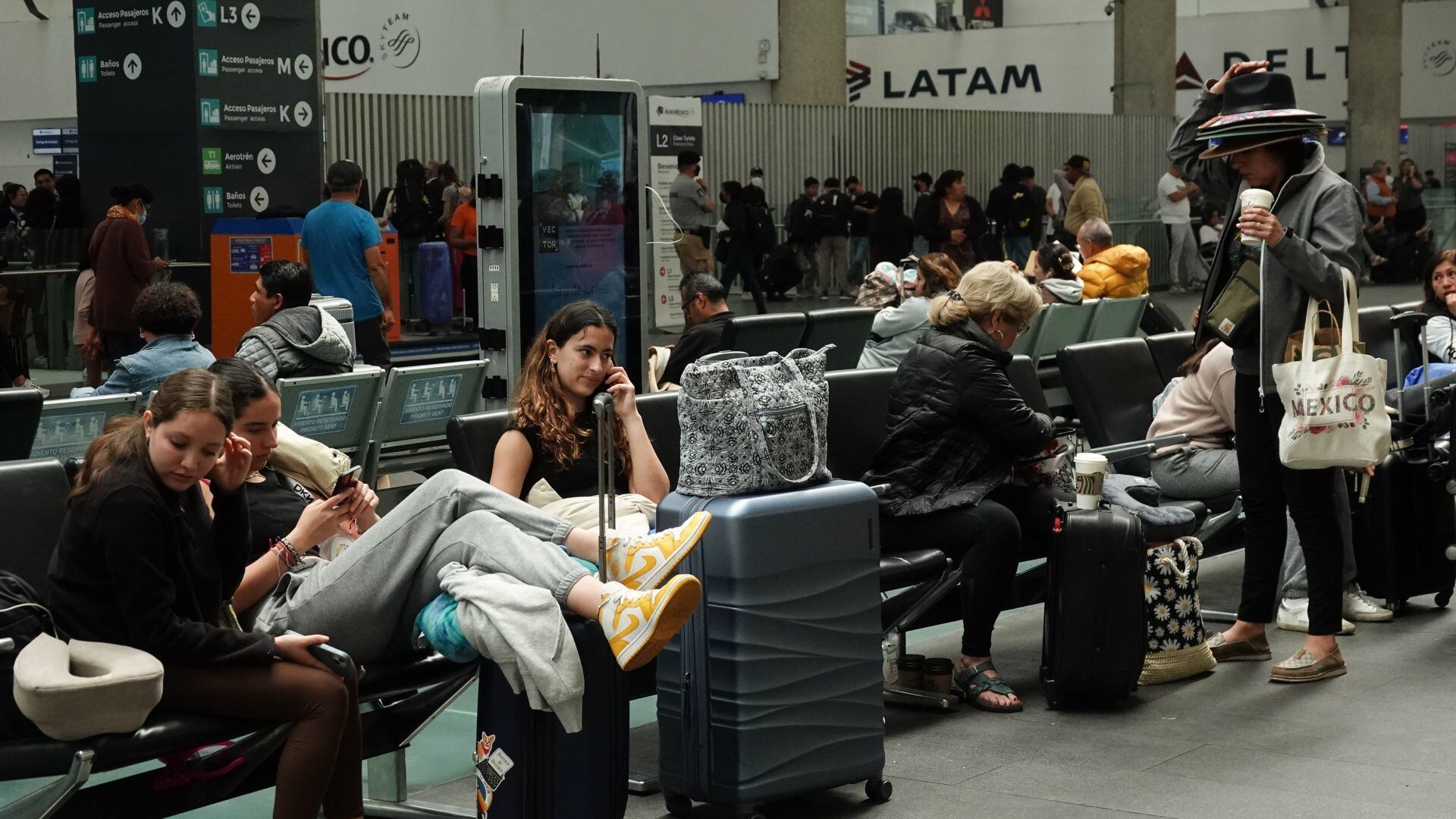 Debido a ceniza volcánica, los vuelos se retrasaron en el AIFA y AICM