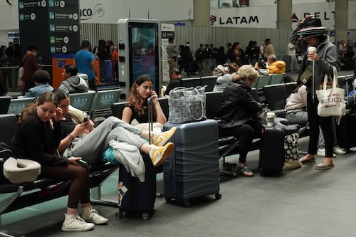 Canaero advierte cancelaciones masivas y alza de precios por reducción de vuelos del AICM
