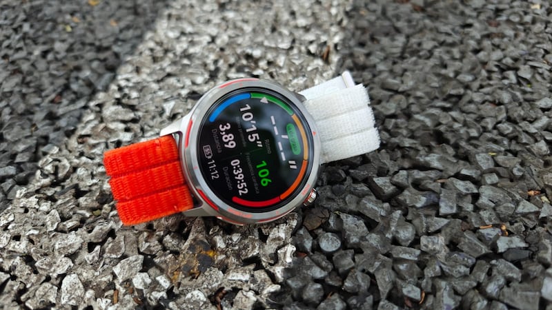 Ligero y preciso, este smartwatch acompaña a corredores de todos los niveles con planes de entrenamiento con IA. Su modo Maratón Inteligente lo convierten en un verdadero coach digital para mejorar tu desempeño en cada carrera