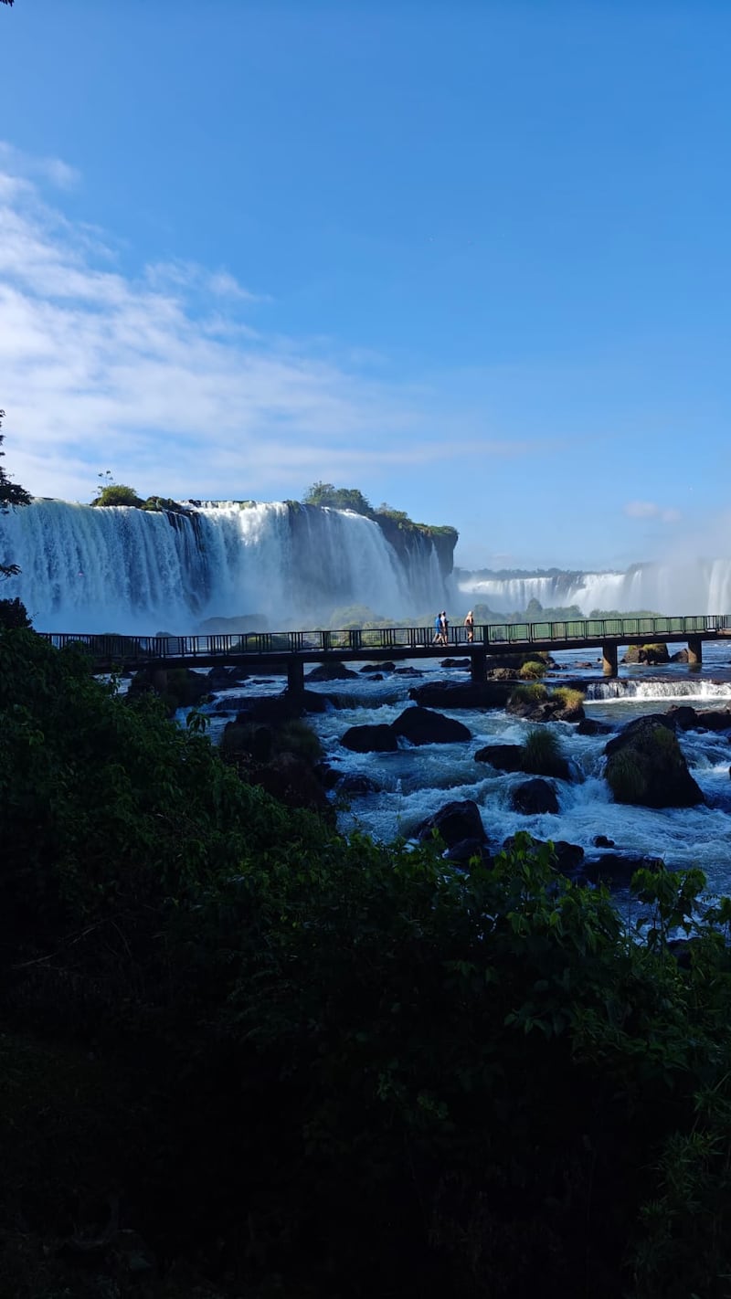 Te contamos cómo llegar a las Cataratas de Iguazú y cuáles son las experiencias imperdibles para aprovechar al máximo una escapada corta llena de naturaleza y emoción