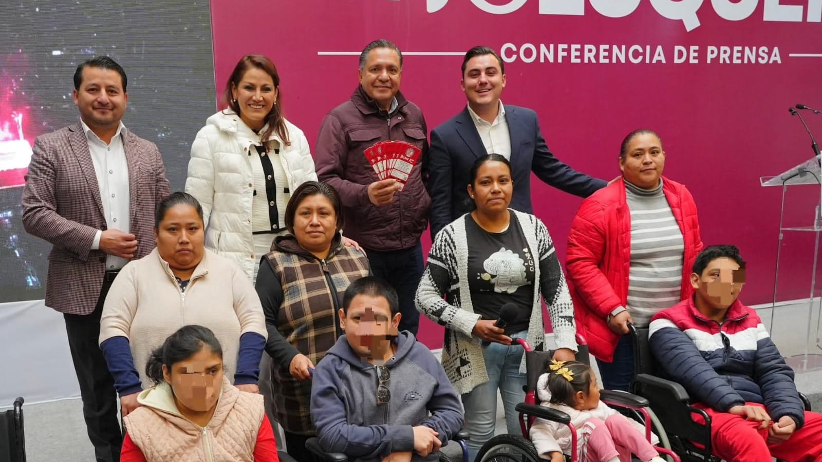 Los beneficiarios ahora disfrutan de sus sillas de ruedas.