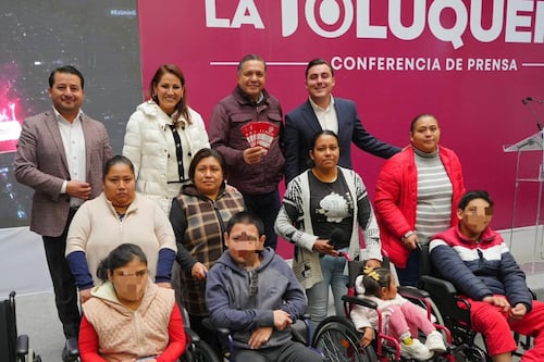 Alcalde de García cumple apuesta y entrega sillas de ruedas a niños de Toluca