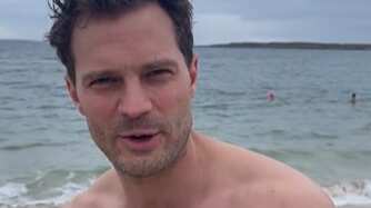 El actor Jamie Dornan estuvo unos días en la playa para pasar las navidades y antes de darse un baño no se olvidó de su comunidad digital.