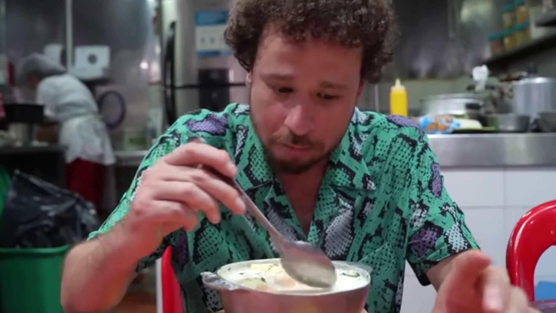 Luisito Comunica probó la changua en la plaza de La Perseverancia en Bogotá; ¿Le gustó?