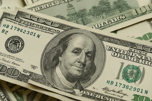 Precio del dólar hoy martes 2 de diciembre: estabilidad del peso contrasta con debilidad manufacturera