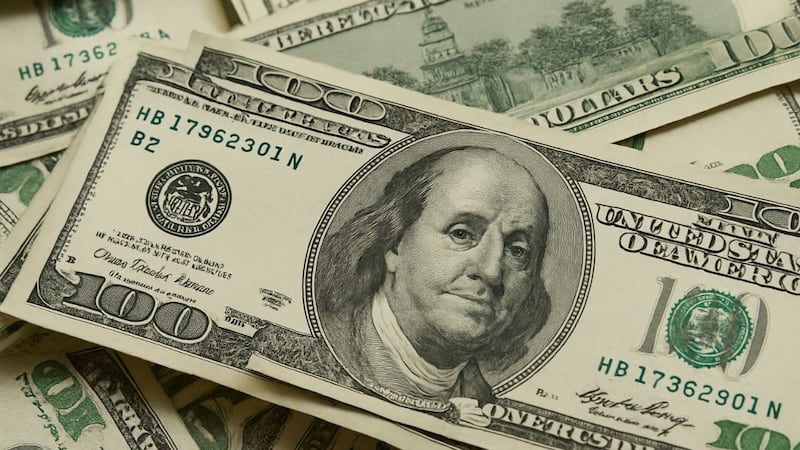 Precio del dólar hoy martes 2 de diciembre: estabilidad del peso contrasta con debilidad manufacturera