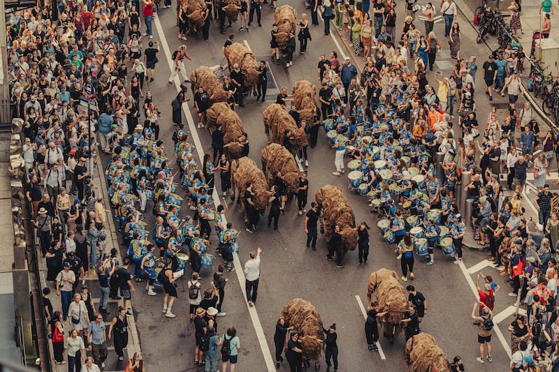 Una manada de 40 marionetas gigantes recorrió Nueva York para recordar la historia indígena y reivindicar la recuperación cultural del búfalo. Foto: The Herds.