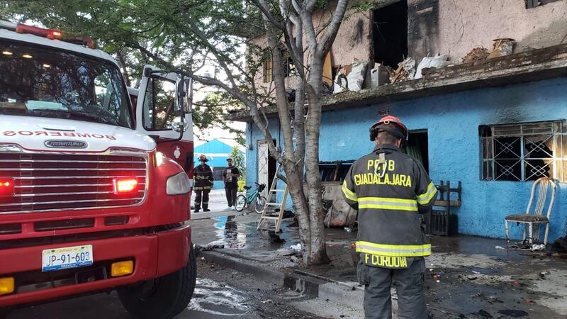 Bomberos trataron de auxiliar al perrito dentro de la vivienda, pero era demasiado tarde.
