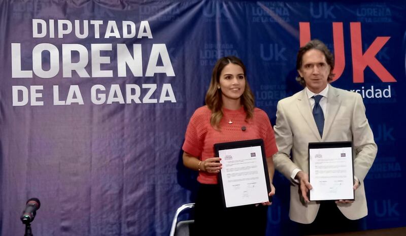 Lorena de la Garza y Gonzalo Pulit firmaron el convenio de estudios.