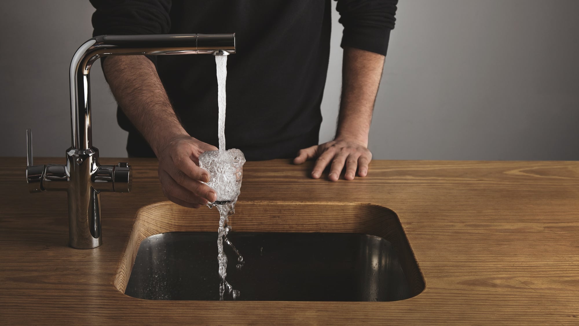 Millones de mexicanos no confían en el agua de su llave. La tecnología de purificación en casa busca cambiar ese hábito con evidencia y certeza