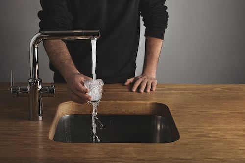 ¿Por qué beber agua purificada en casa es una alternativa sostenible?