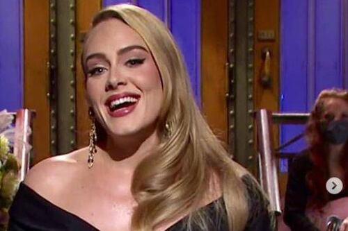 ¡Impactante! Adele cautiva con sexy escote y atrevido ‘look’ en portada de revista