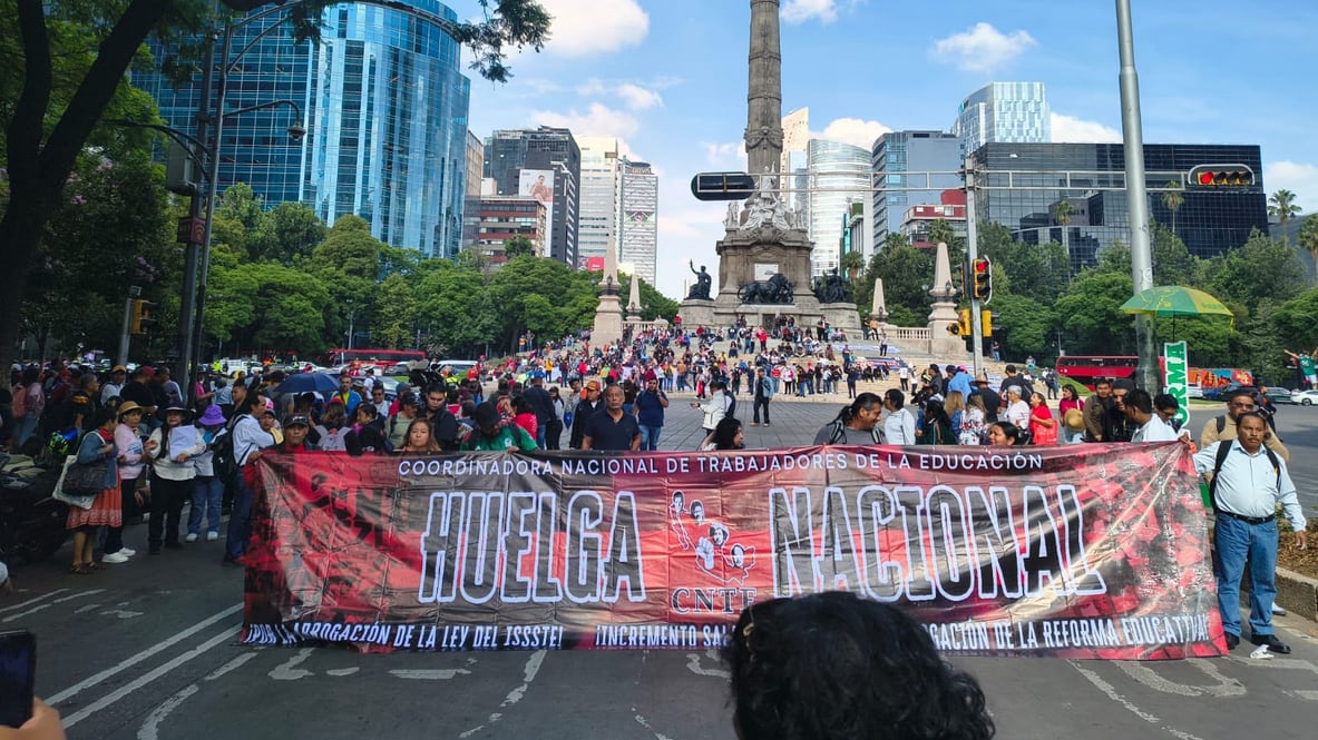 Con una asistencia estimada de 10 mil personas, la movilización de la CNTE impactó algunas de las principales avenidas de la capital