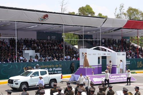 Kutsari, Ceposami y Nueva Escuela Mexicana brillan en desfile del 5 de Mayo