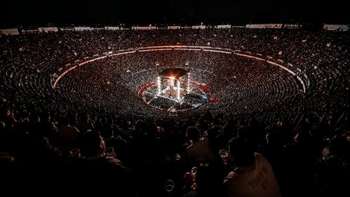 Es oficial, la gira ‘De Rey a Rey’ comenzó con la primera presentación de Alejandro Fernández en la Plaza de Toros México, recinto que fue testigo del homenaje que brindó a su dinastía, como parte del legado musical de su padre Vicente Fernández, quien es considerado uno de los pilares fundamentales de la música mexicana, por lo cual el concierto estuvo repleto de referencias a través de más de 30 canciones.