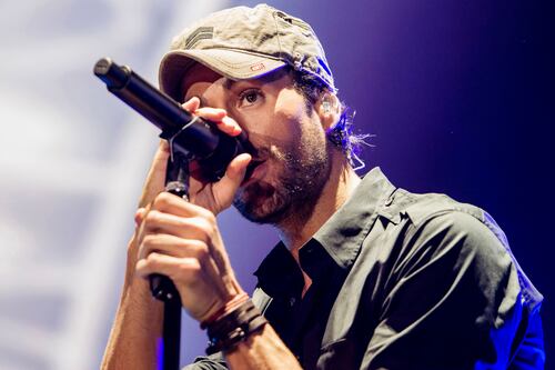 Enrique Iglesias colabora con artistas urbanos para el remix de “La Botella”