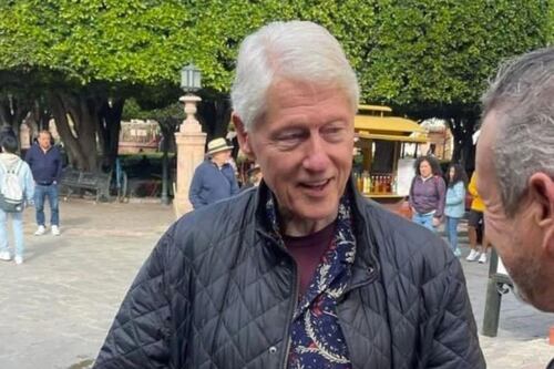 Los Clinton se pasean por calles de San Miguel de Allende en medio de polémica por caso Epstein